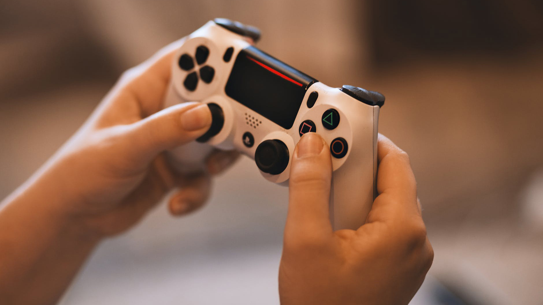 PlayStatio-Dual-Shock-4-White-In-Hands-IMG-01